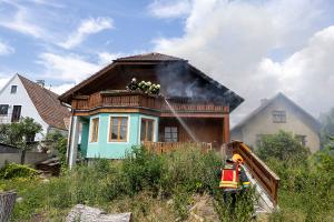 Dachstuhlbrand bei tropischen Temperaturen fordert die Feuerwehr