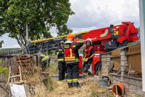 Dachstuhlbrand bei tropischen Temperaturen fordert die Feuerwehr