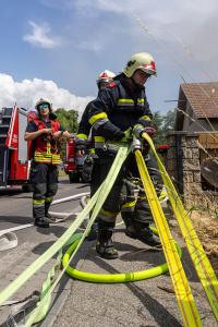 Dachstuhlbrand bei tropischen Temperaturen fordert die Feuerwehr