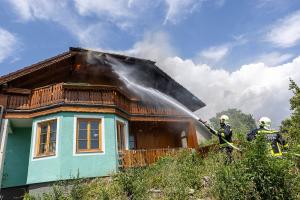 Dachstuhlbrand bei tropischen Temperaturen fordert die Feuerwehr