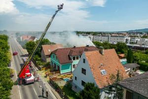 Dachstuhlbrand bei tropischen Temperaturen fordert die Feuerwehr