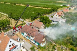 Dachstuhlbrand bei tropischen Temperaturen fordert die Feuerwehr