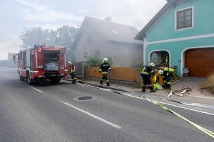 Dachstuhlbrand bei tropischen Temperaturen fordert die Feuerwehr
