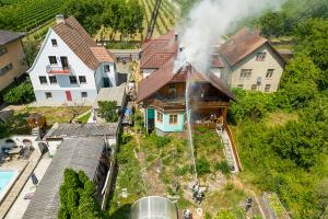 Dachstuhlbrand bei tropischen Temperaturen fordert die Feuerwehr