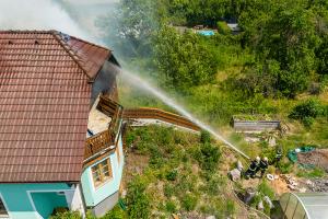 Dachstuhlbrand bei tropischen Temperaturen fordert die Feuerwehr