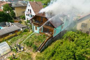 Dachstuhlbrand bei tropischen Temperaturen fordert die Feuerwehr