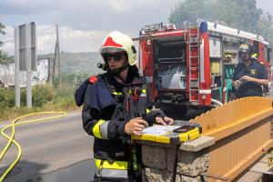 Dachstuhlbrand bei tropischen Temperaturen fordert die Feuerwehr