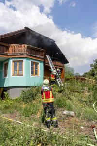 Dachstuhlbrand bei tropischen Temperaturen fordert die Feuerwehr