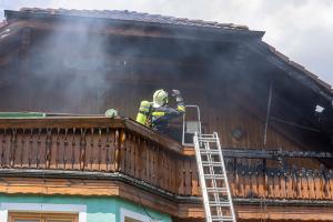 Dachstuhlbrand bei tropischen Temperaturen fordert die Feuerwehr