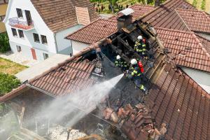 Dachstuhlbrand bei tropischen Temperaturen fordert die Feuerwehr