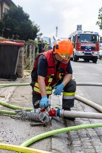 Dachstuhlbrand bei tropischen Temperaturen fordert die Feuerwehr