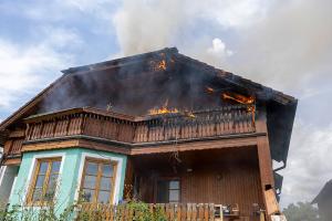 Dachstuhlbrand bei tropischen Temperaturen fordert die Feuerwehr
