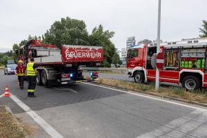 Zwei Fahrzeuge kollidieren auf der Kreuzung Hafenstraße der S5