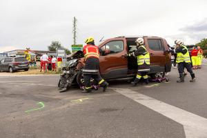 Rettungsgroßeinsatz bei Unfall mit drei Kindern auf der B34
