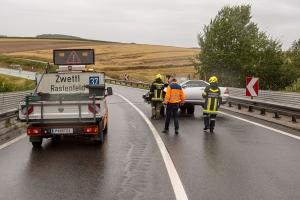 Mercedes kommt ins Schleudern und prallt in den Gegenverkehr