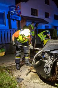 Junger Fahrzeuglenker rast mit seinem BMW durch Gneixendorf und prallt gegen einen Baum