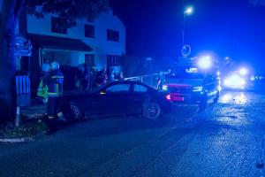 Junger Fahrzeuglenker rast mit seinem BMW durch Gneixendorf und prallt gegen einen Baum