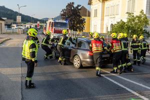 Zwei Pkw kollidieren auf der Höbenbachbrücke miteinander