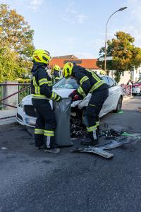 Zwei Pkw kollidieren auf der Höbenbachbrücke miteinander