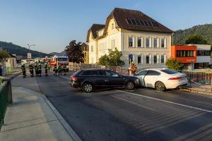 Zwei Pkw kollidieren auf der Höbenbachbrücke miteinander