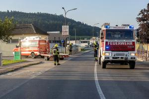 Zwei Pkw kollidieren auf der Höbenbachbrücke miteinander