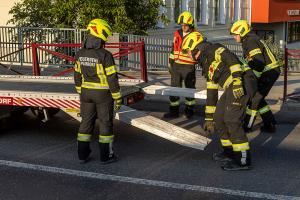 Zwei Pkw kollidieren auf der Höbenbachbrücke miteinander