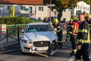 Zwei Pkw kollidieren auf der Höbenbachbrücke miteinander