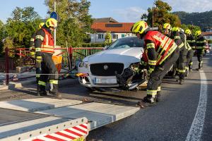 Zwei Pkw kollidieren auf der Höbenbachbrücke miteinander