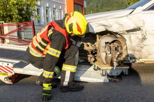 Zwei Pkw kollidieren auf der Höbenbachbrücke miteinander