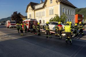 Zwei Pkw kollidieren auf der Höbenbachbrücke miteinander