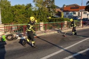 Zwei Pkw kollidieren auf der Höbenbachbrücke miteinander