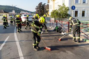 Zwei Pkw kollidieren auf der Höbenbachbrücke miteinander