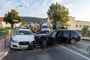 Zwei Pkw kollidieren auf der Höbenbachbrücke miteinander