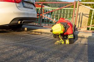 Zwei Pkw kollidieren auf der Höbenbachbrücke miteinander