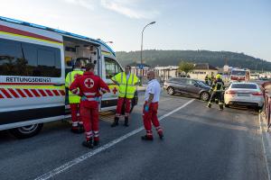 Zwei Pkw kollidieren auf der Höbenbachbrücke miteinander