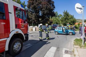 Pkw liegt nach Unfall auf der Seite - Ersthelfer befreien den Fahrzeuglenker