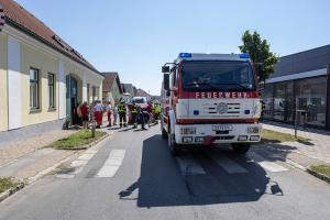 Pkw liegt nach Unfall auf der Seite - Ersthelfer befreien den Fahrzeuglenker