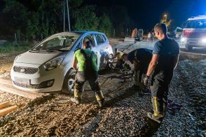 Pkw verirrt sich in eine Baustelle und bleibt in Schräglage hängen