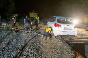 Pkw verirrt sich in eine Baustelle und bleibt in Schräglage hängen