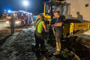 Pkw verirrt sich in eine Baustelle und bleibt in Schräglage hängen