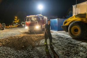 Pkw verirrt sich in eine Baustelle und bleibt in Schräglage hängen