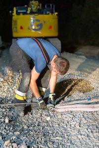 Pkw verirrt sich in eine Baustelle und bleibt in Schräglage hängen