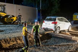 Pkw verirrt sich in eine Baustelle und bleibt in Schräglage hängen