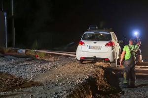 Pkw verirrt sich in eine Baustelle und bleibt in Schräglage hängen