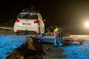 Pkw verirrt sich in eine Baustelle und bleibt in Schräglage hängen