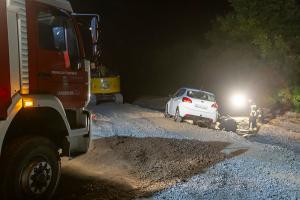 Pkw verirrt sich in eine Baustelle und bleibt in Schräglage hängen