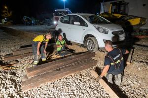 Pkw verirrt sich in eine Baustelle und bleibt in Schräglage hängen