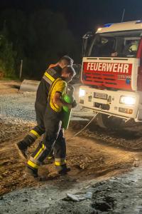 Pkw verirrt sich in eine Baustelle und bleibt in Schräglage hängen