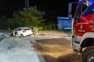 Pkw verirrt sich in eine Baustelle und bleibt in Schräglage hängen