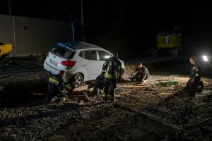 Pkw verirrt sich in eine Baustelle und bleibt in Schräglage hängen